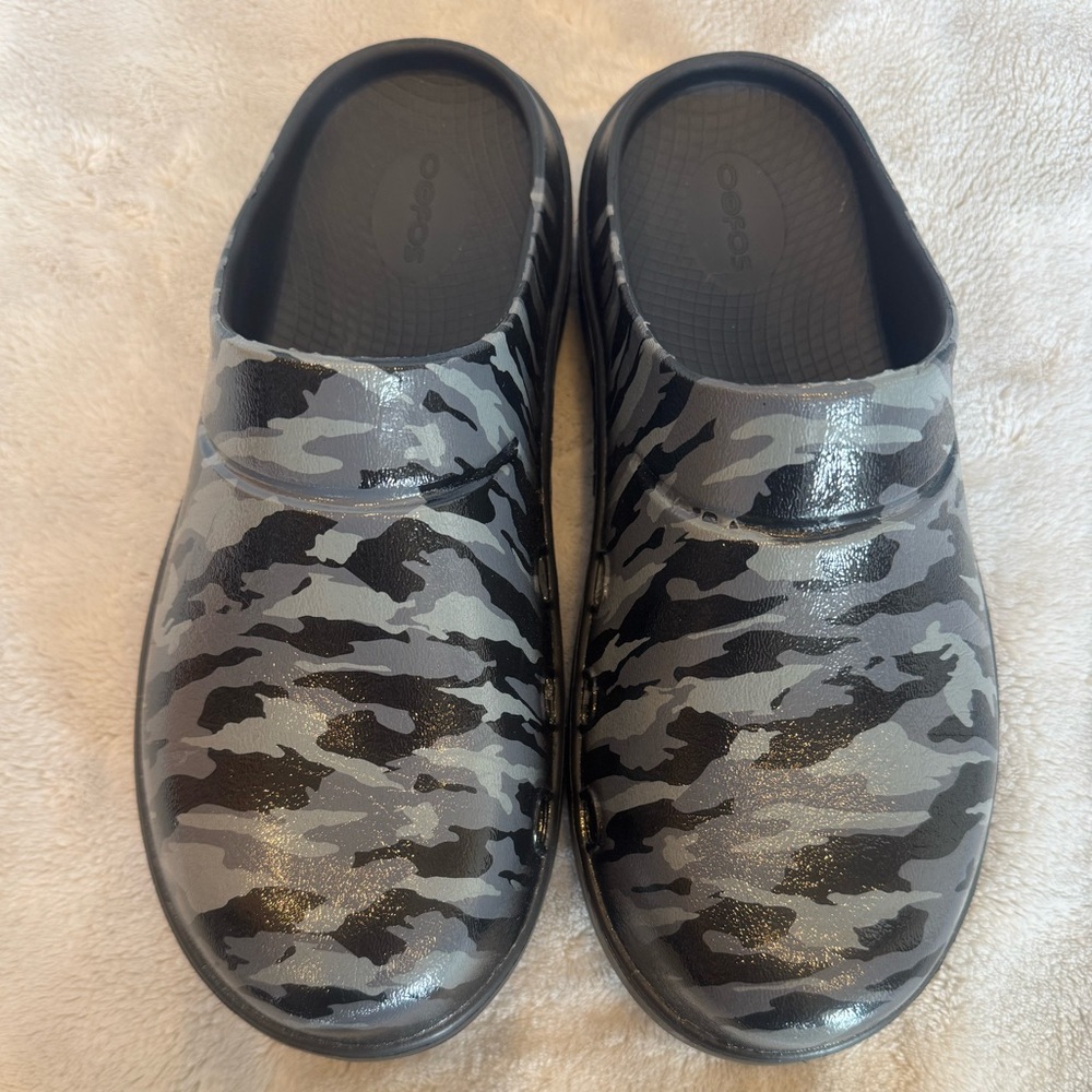 WORN ONCE! OOFOS OOcloog Women’s 9 / Men’s 7 Black and Grey Camo Clog - Picture 4 of 8